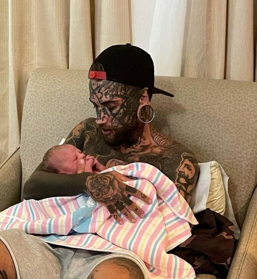 Dad whose body is completely covered in tattoos undergoes transformation for the sake of his young daughter