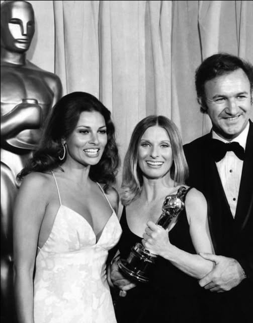 This original Oscars photo from 1972 is not edited. Observe it closely and try not to gasp when you see it in the first comment below⬇