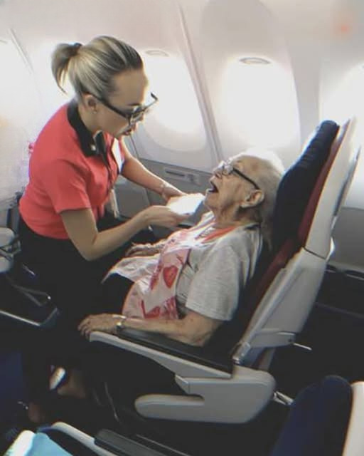 A flight attendant saved a 62-year-old business-class passenger—and two years later, the woman returned the favor with a Christmas gift. 4.1-mini