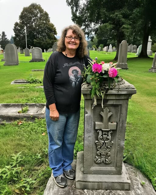 An elderly woman brought her son’s favorite pastry to his grave and discovered a thank-you note when she returned home.