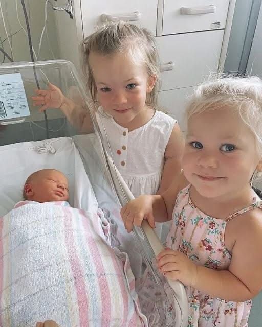 A couple with dwarfism gave birth to three children against the recommendations of doctors and proved that happiness does not depend on height.