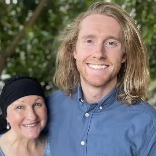 «Son gives mom hair donation; she has been fighting a brain tumour for over 20 years.»