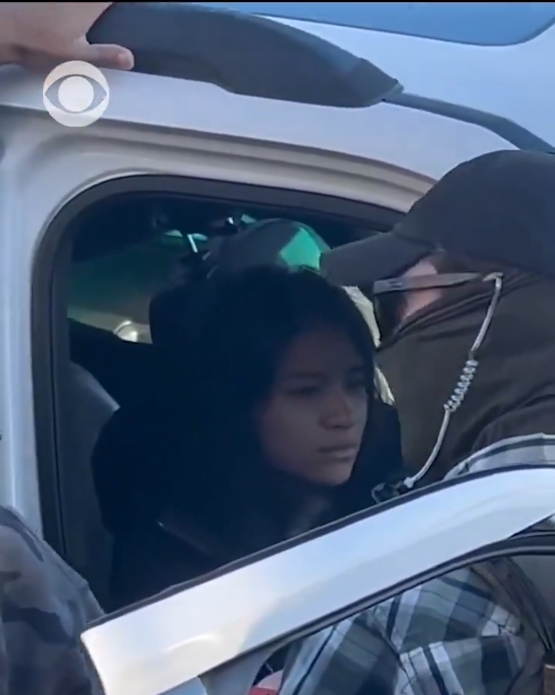 Tense Traffic Stop in Massachusetts: ICE Agents Struggle to Detain Woman as Crowd Gathers