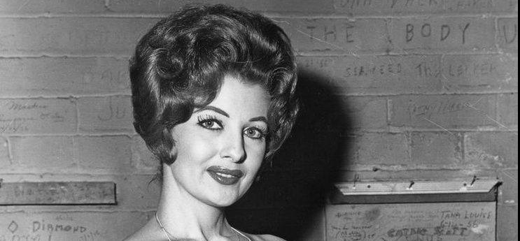 The original hourglass! The model who changed the standards of beauty and power